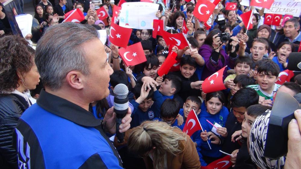 Türkiye'nin ilk astronotu Alper Gezeravcı mezun olduğu okulu ziyaret etti