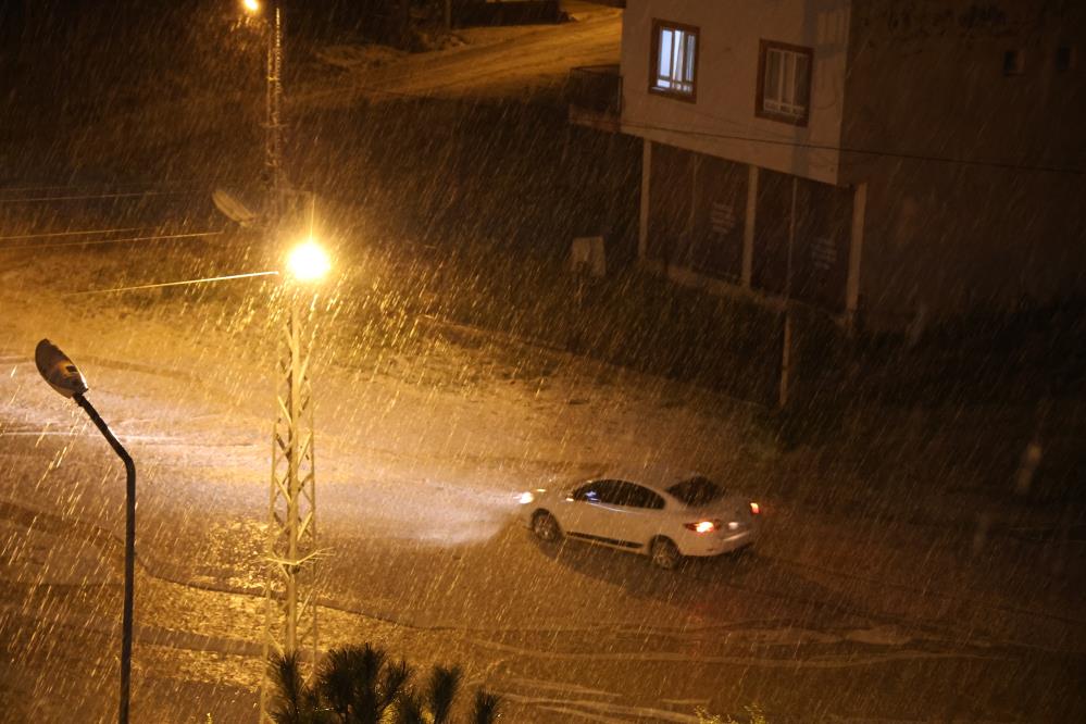 Adana'da şiddetli dolu yağışı trafiği felç etti