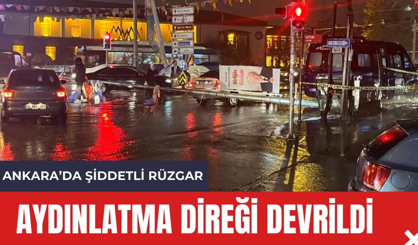 Ankara'da Aydınlatma Direği Devrildi