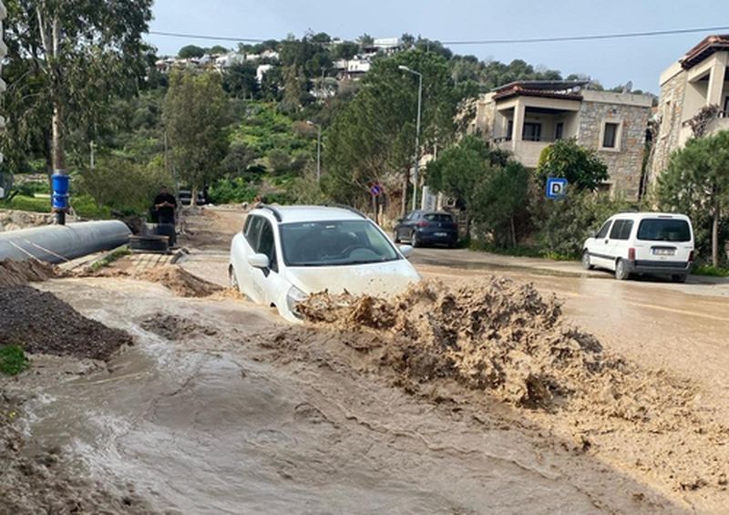 Bodrum'da Yeni Su Hattı Patladı! İş Yerlerine Çamur Doldu (3) Result