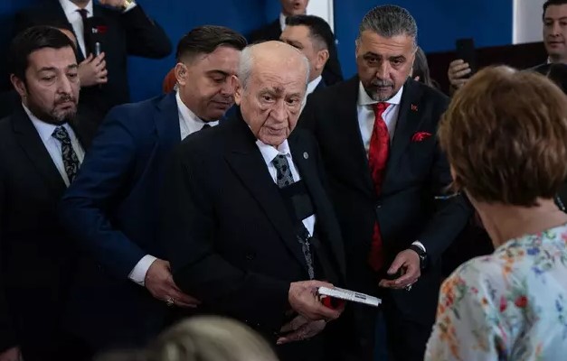 Yüzündeki morluklar dikkat çekti! Devlet Bahçeli'ye ne oldu?