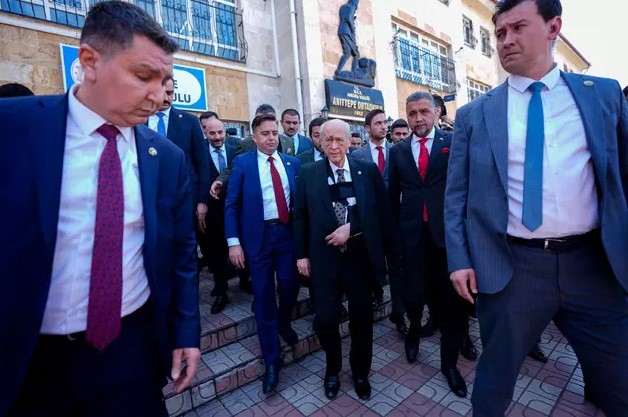 Yüzündeki morluklar dikkat çekti! Devlet Bahçeli'ye ne oldu?