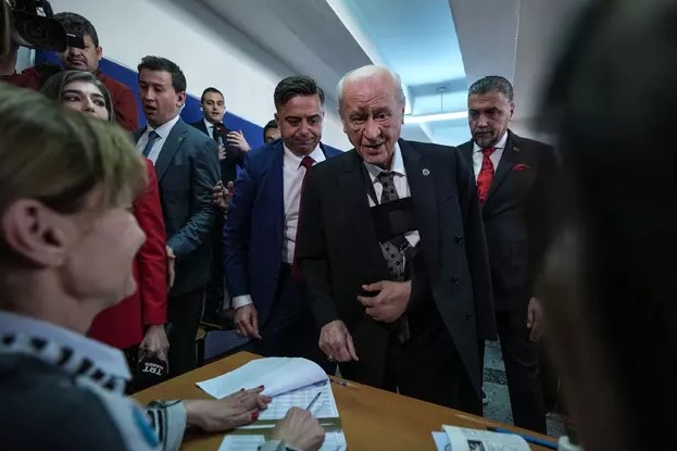 Yüzündeki morluklar dikkat çekti! Devlet Bahçeli'ye ne oldu?