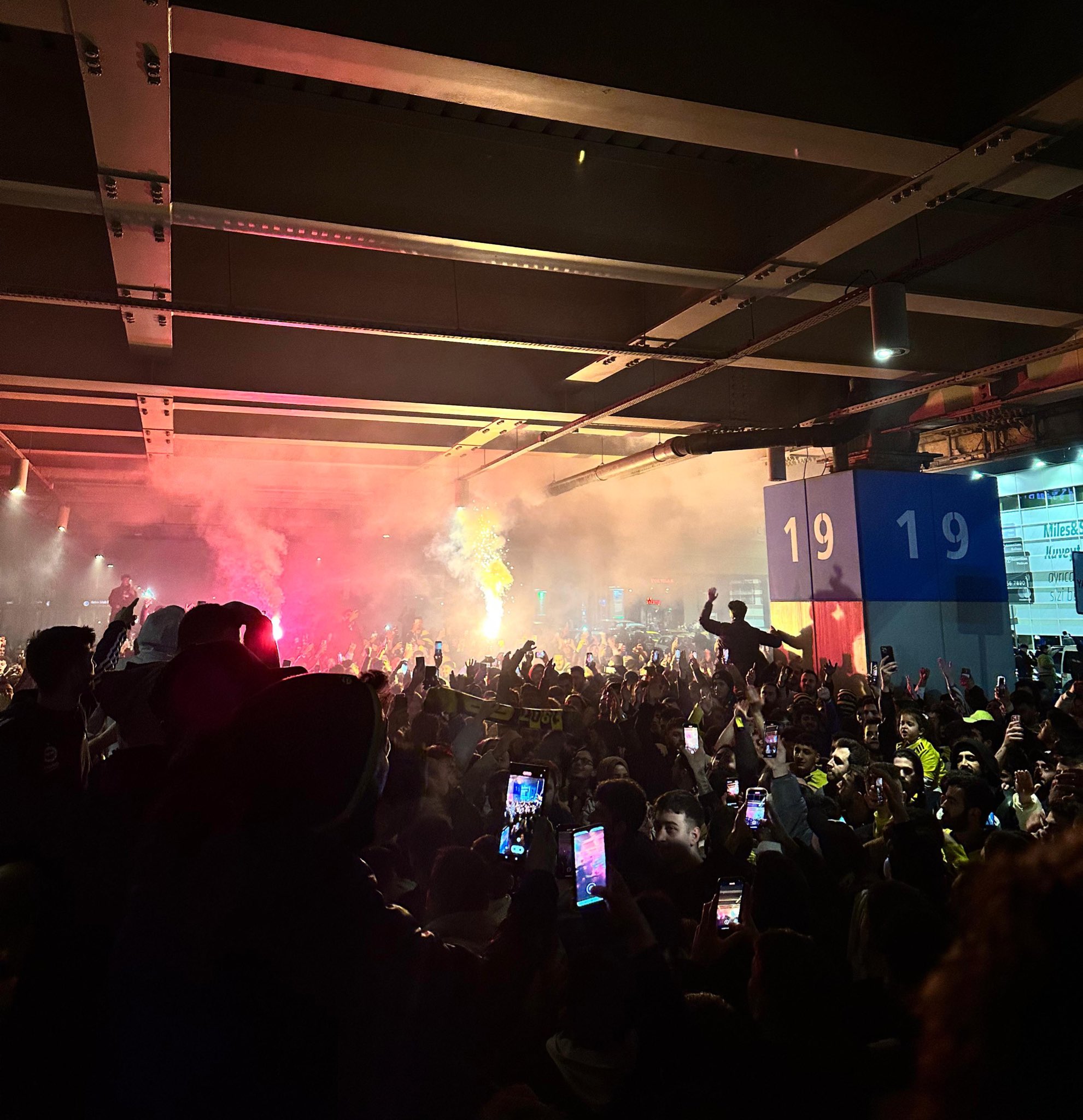 Fenerbahçe'yi Trabzon dönüşü taraftarlar karşıladı