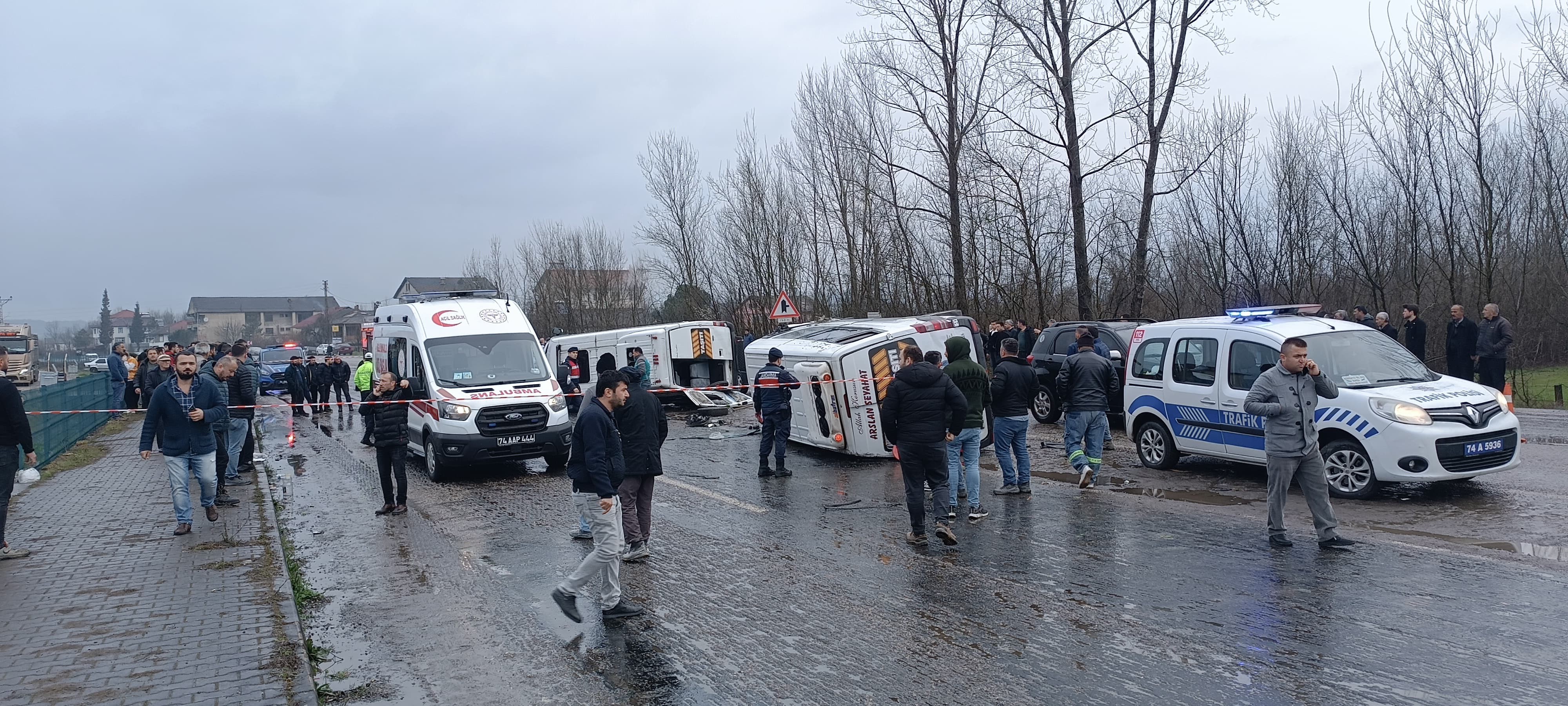 Bartın'da Trafik Faciası! İki Servis Aracı Çarpıştı *lü ve Yaralılar Var