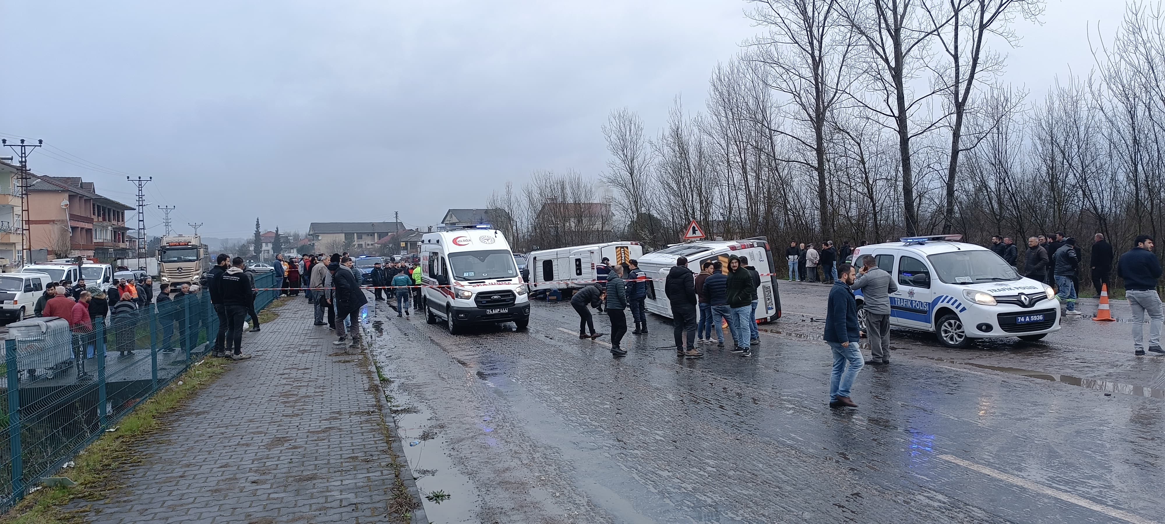 Bartın'da Trafik Faciası! İki Servis Aracı Çarpıştı *lü ve Yaralılar Var-1