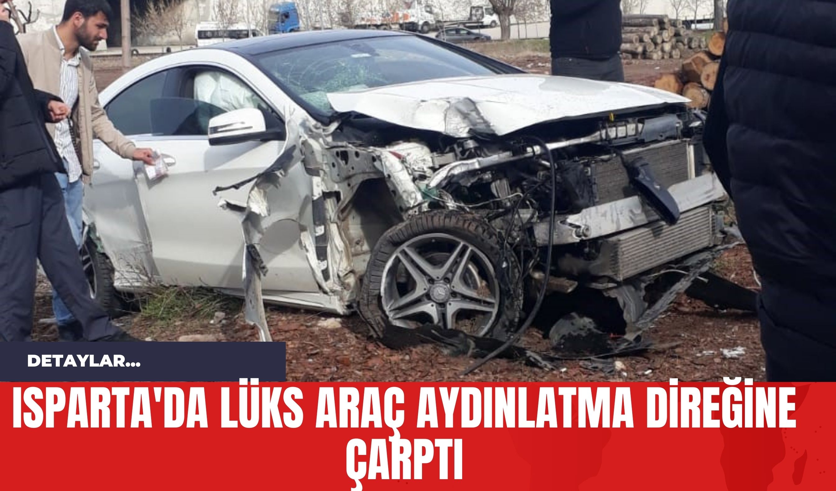 Isparta'da Lüks Araç Aydınlatma Direğine Çarptı