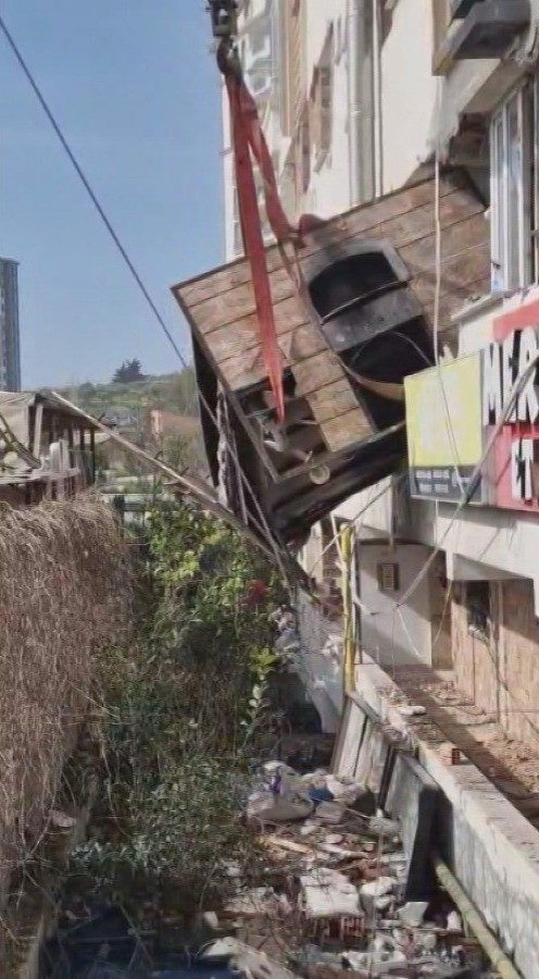 Hasarlı Binadan Çıkarılmak Istenen Fırın Yere Çakıldı (4)