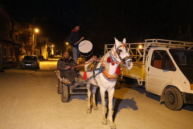 Hatay'ın Atlı Davulcusu! Enkaz Sokaklarında Böyle Geziyor (3) Result