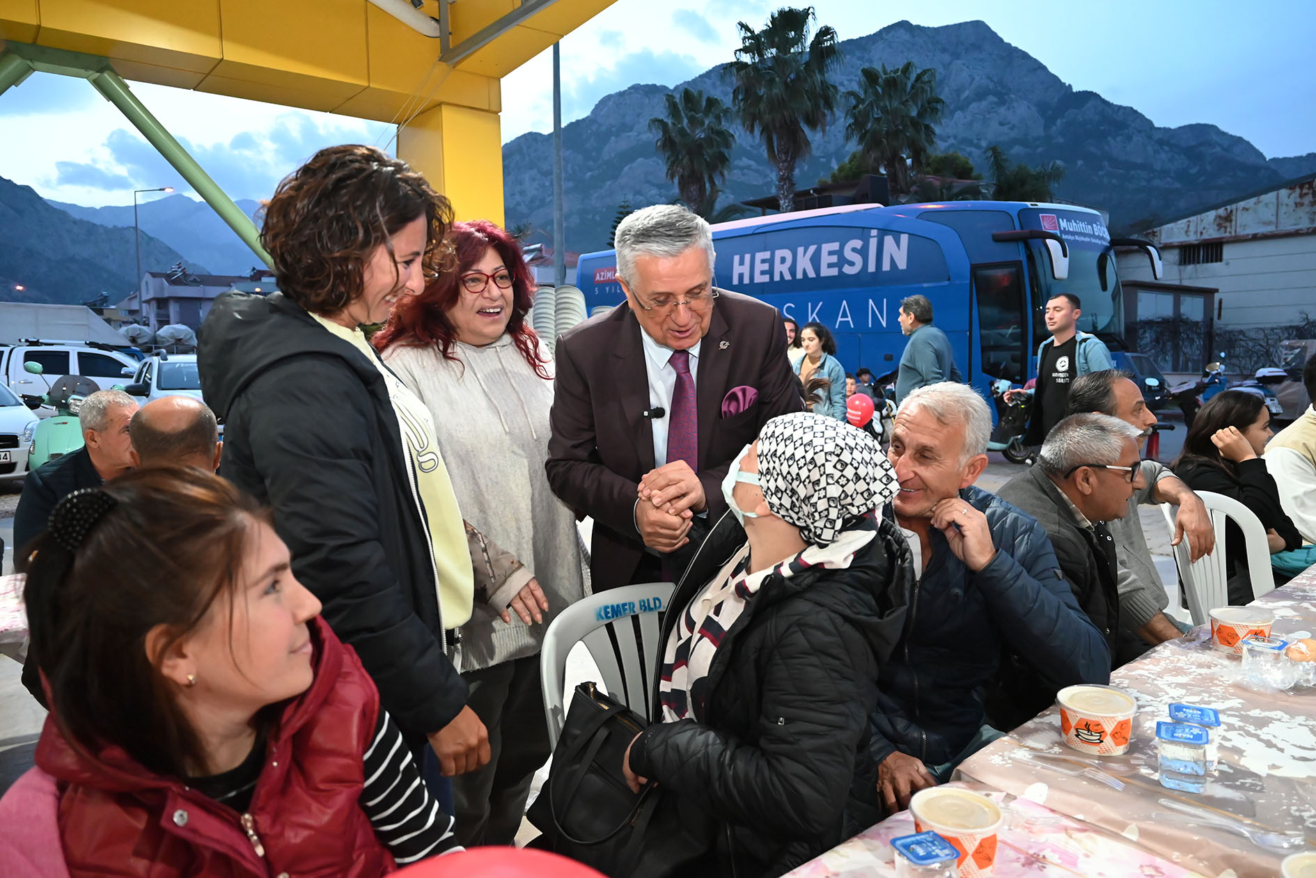 Kemer Belediye Başkanı Topaloğlu iftar yemeği düzenledi