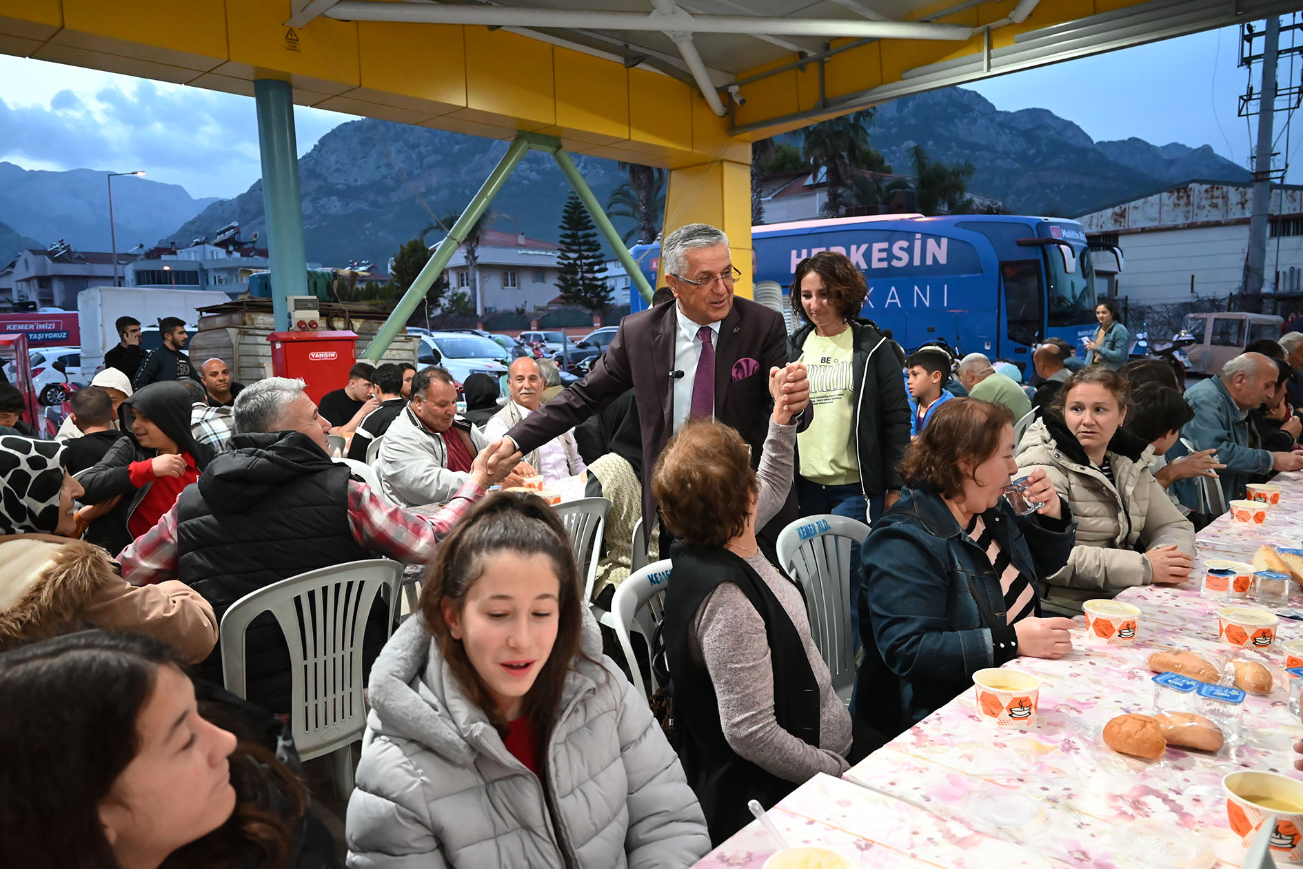 Kemer Belediye Başkanı Topaloğlu iftar yemeği düzenledi