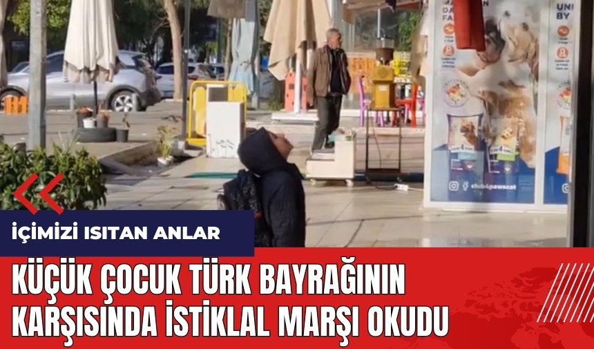 Küçük çocuk Türk bayrağının karşısında İstiklal Marşı okudu