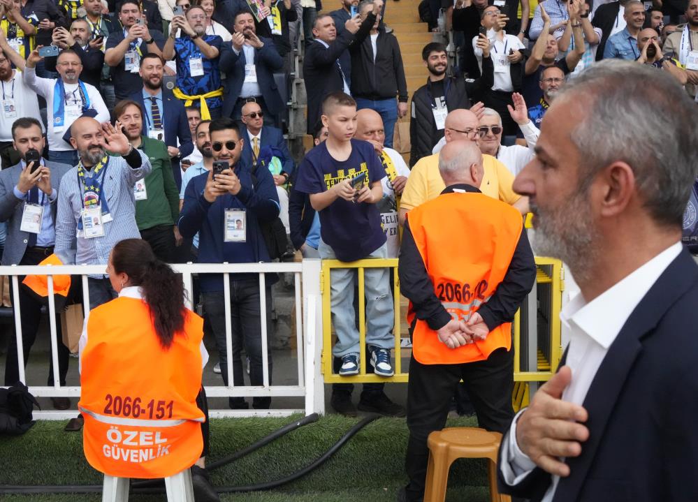 Fenerbahçe olağanüstü genel kurul toplantısı için stadyuma geldi