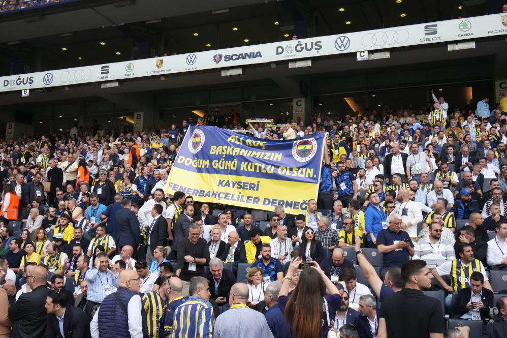 Fenerbahçe olağanüstü genel kurul toplantısı için stadyuma geldi