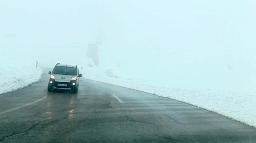 Erzurum Palandöken geçidi’nde sürücüler zor anlar yaşıyor