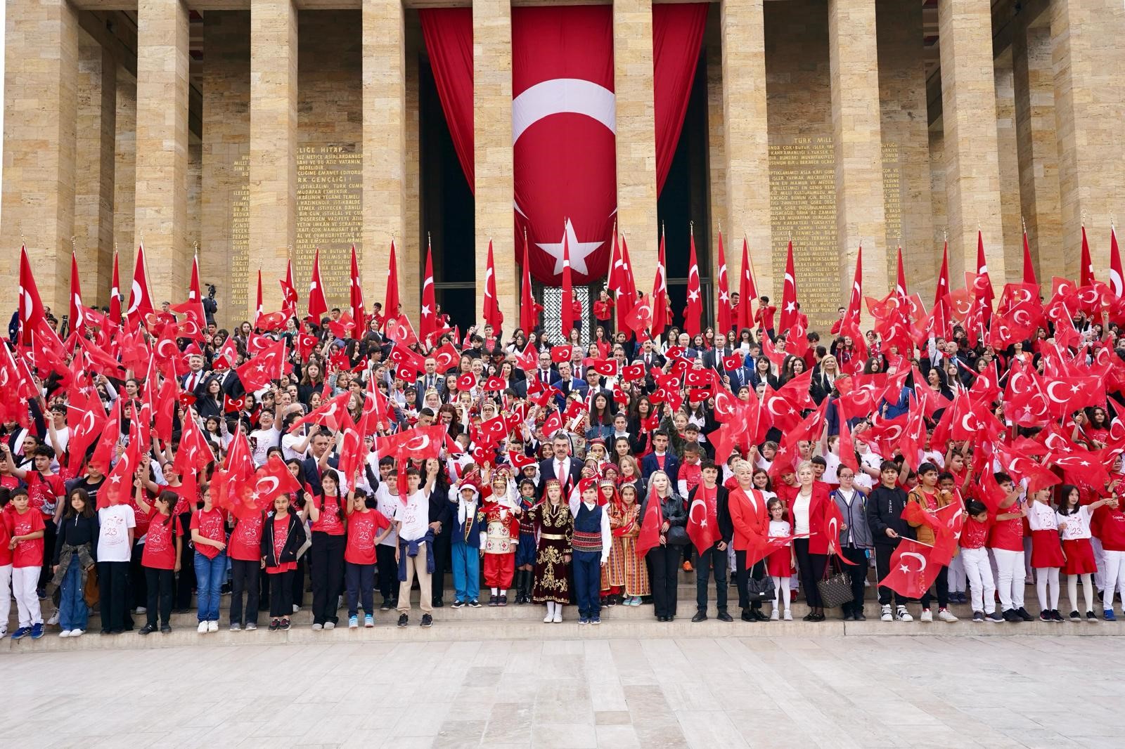 Milli Eğitim Bakanı Tekin çocuklarla Anıtkabir'de