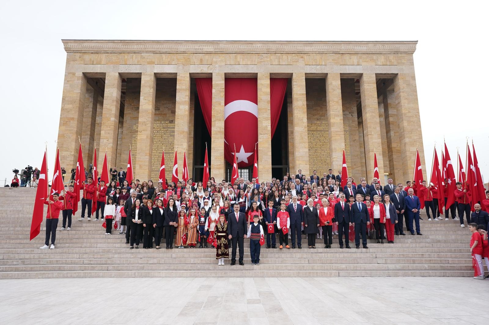 Milli Eğitim Bakanı Tekin çocuklarla Anıtkabir'de