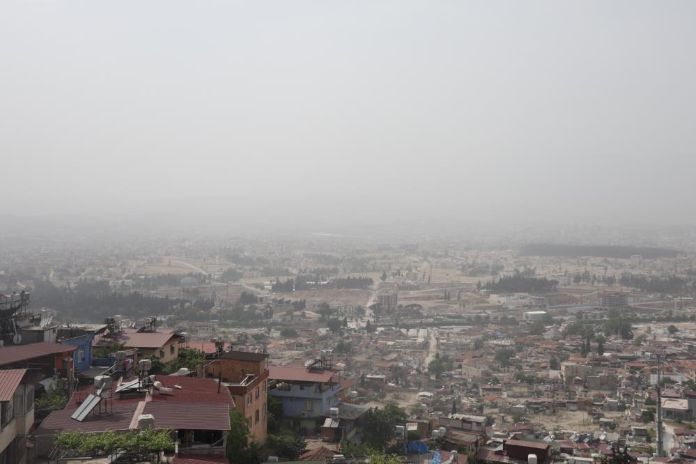 Hatay'da Suriye üzerinden gelen toz bulutu etkisini gösteriyor