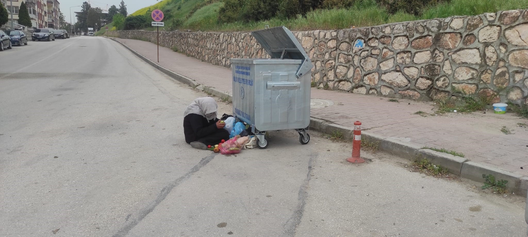 Dilenci Kadın Zabıtadan Kurtulmak Için Sokak Ortasına Tuvaletini Yaptı2