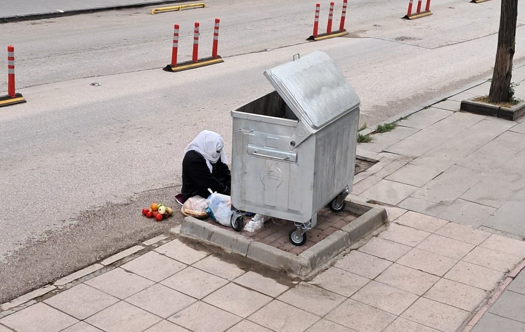 Dilenci Kadın Zabıtadan Kurtulmak Için Sokak Ortasına Tuvaletini Yaptı3