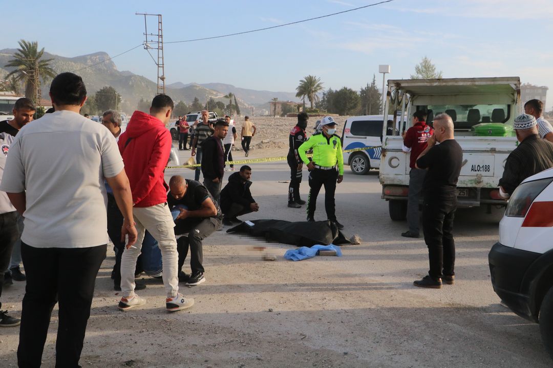 Hatay'da Feci Kaza! Yaşlı Kadın Öldü, Eşi Gözyaşlarına Boğuldu (3) Result