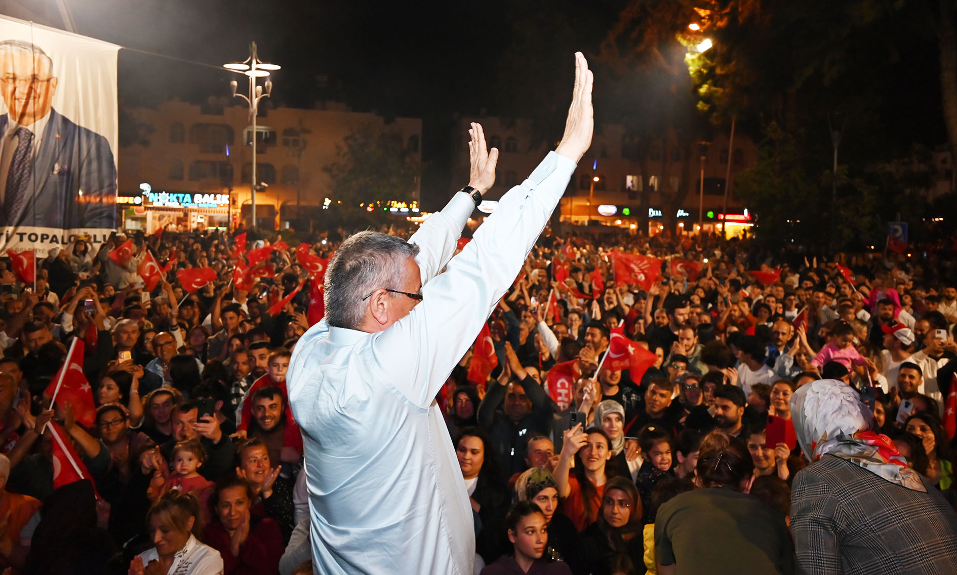 Kemer Belediye Başkanı Necati Topaloğlu seçim zaferini kutladı