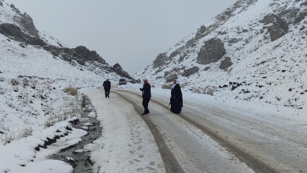 Van'ın yüksek kesimlerinde kar yağışı etkili oldu