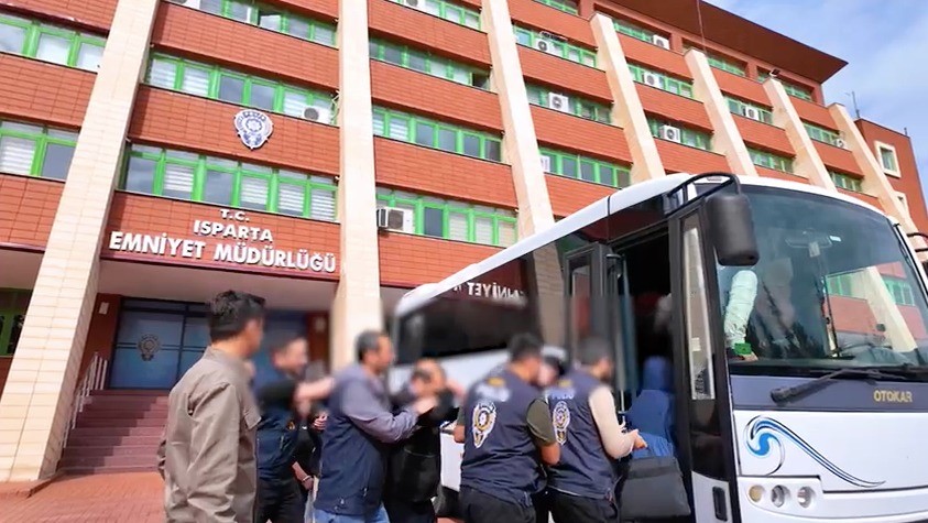 Isparta'da sosyal medya dolandırıcılığı operasyonunda 10 şüpheli yakalandı