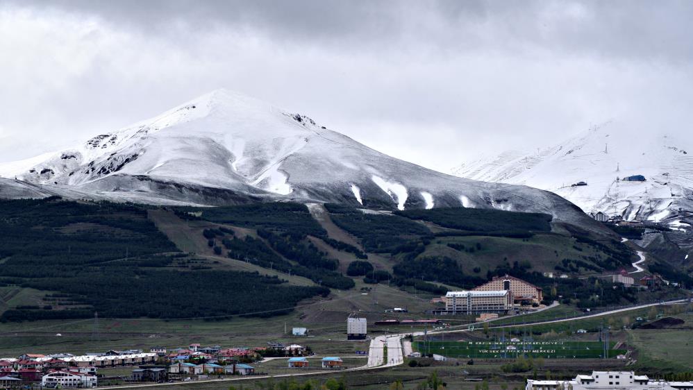 Erzurum Palandöken'de kar yağışı devam ediyor