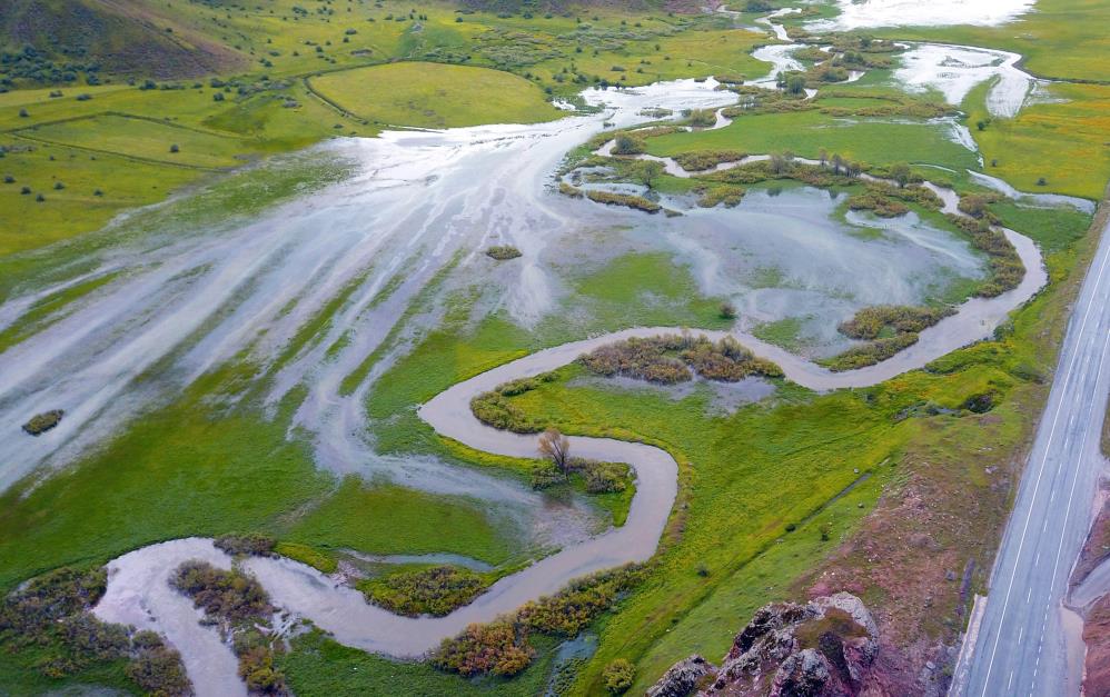 Bitlis'te yeşillikler arasından uzanan menderesler görsel şölen sunuyor