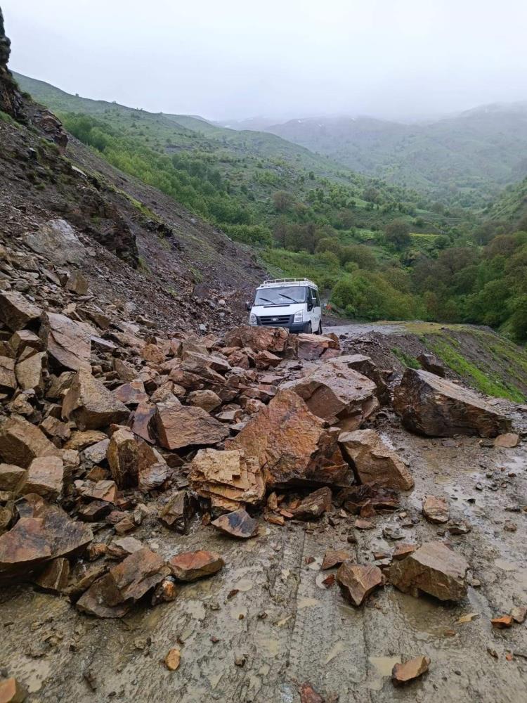 Heyelan sonrası kapalı yollar tekrar açıldı