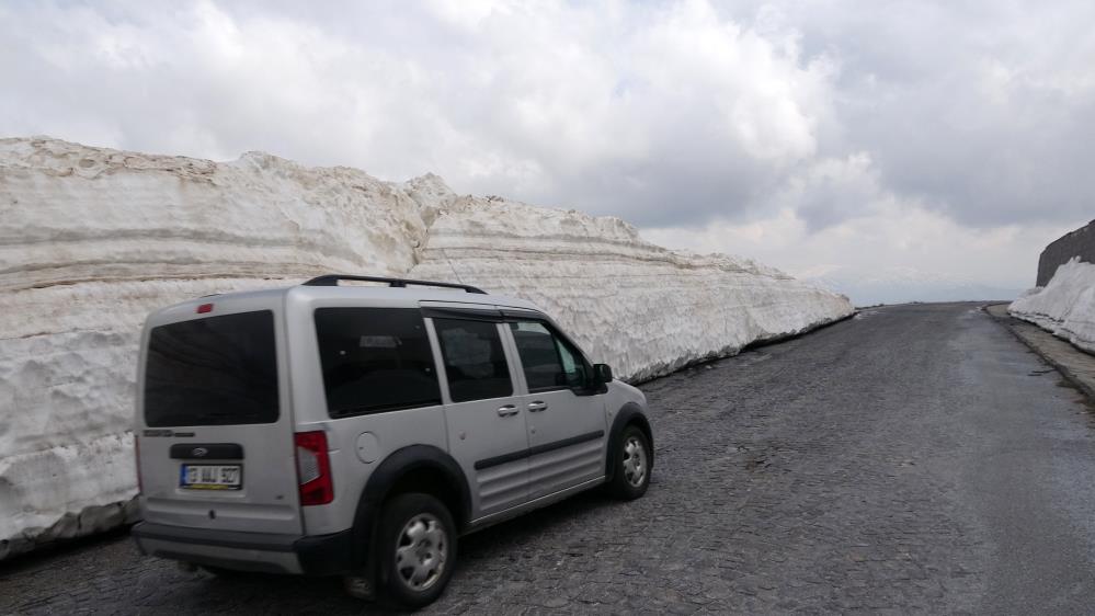 Bitlis'te Nemrut Kalderası'nın karla kaplı manzarası şaşırtıyor