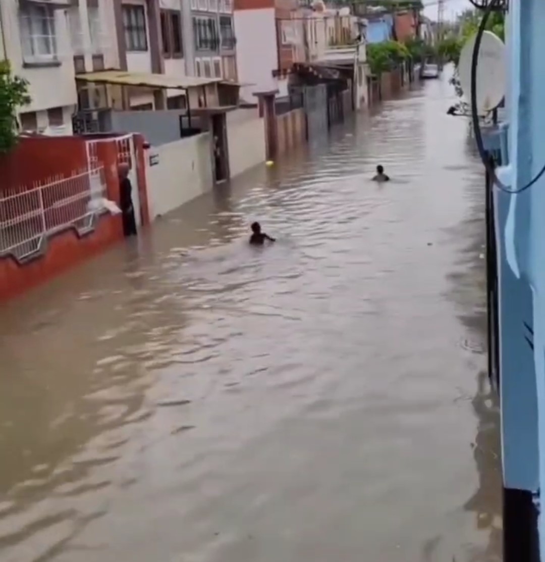 Adana'dayağmur felaketi: Çocuklar yollarda yüzdü