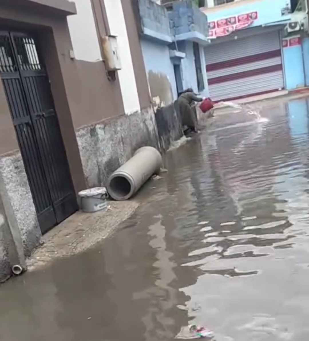 Adana'dayağmur felaketi: Çocuklar yollarda yüzdü