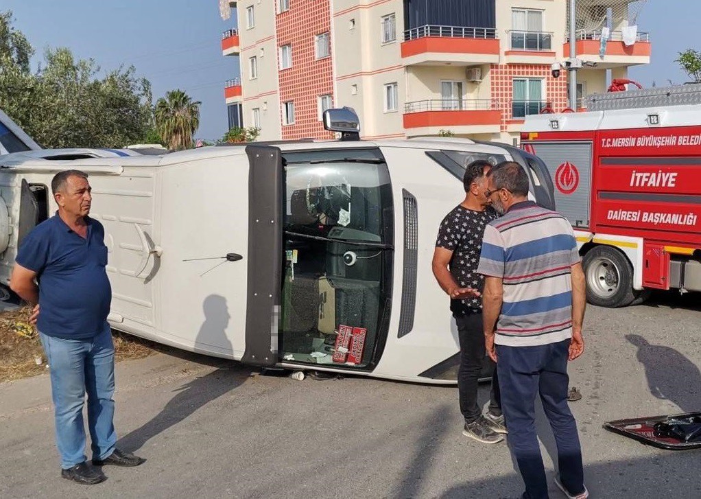 Mersin'de kamyon öğrenci servisine çarptı