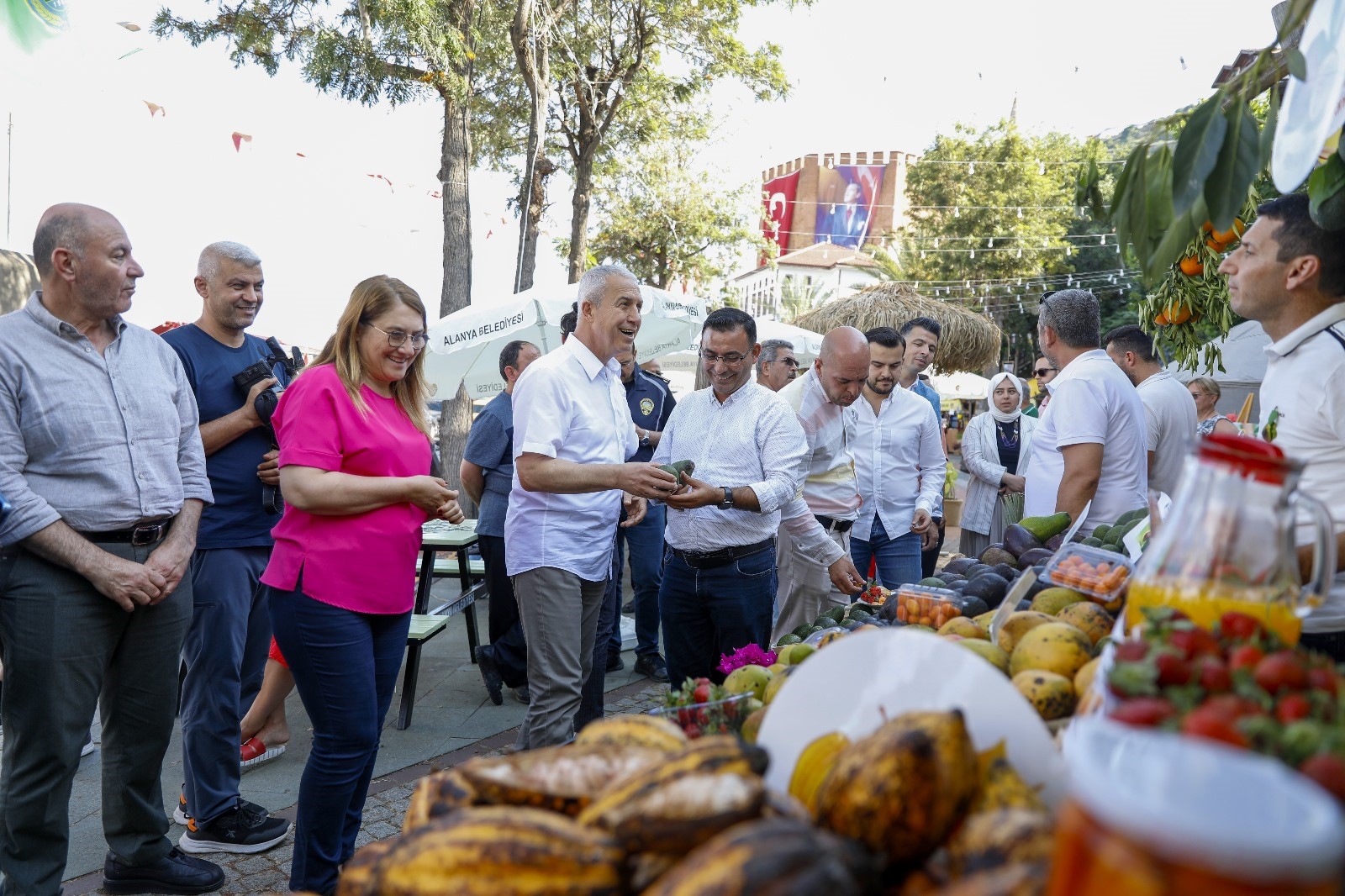 Başkan Özçelik tescilli fıstıklı limonatayı festivalde tanıttı