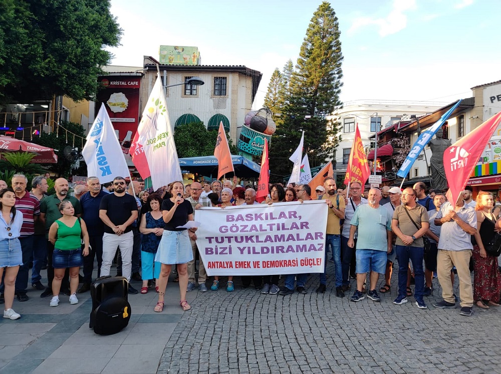 Antalya Emek ve Demokrasi Güçleri tutuklular için eylem yapıyor