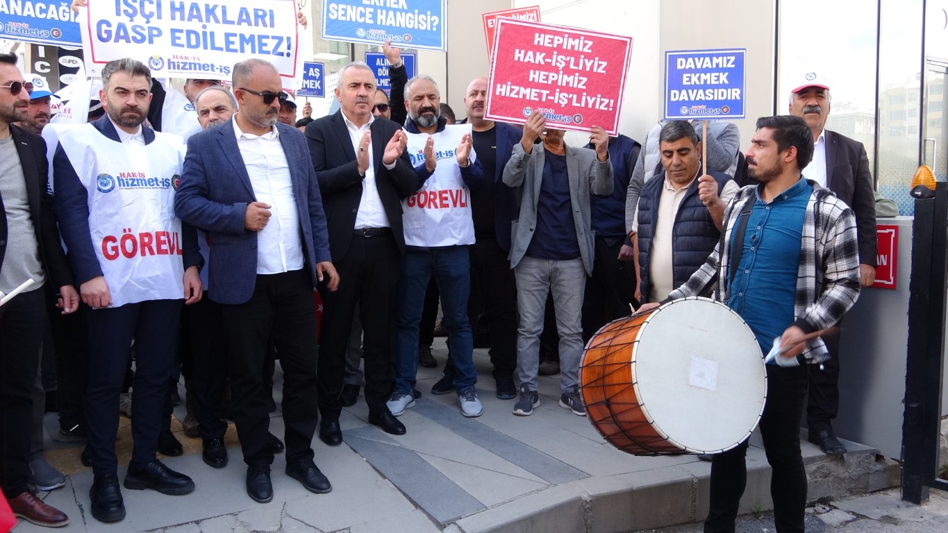 DEM Partili Belediyelerin işten çıkardığı işçiler Van'da yürüyüşle protesto etti