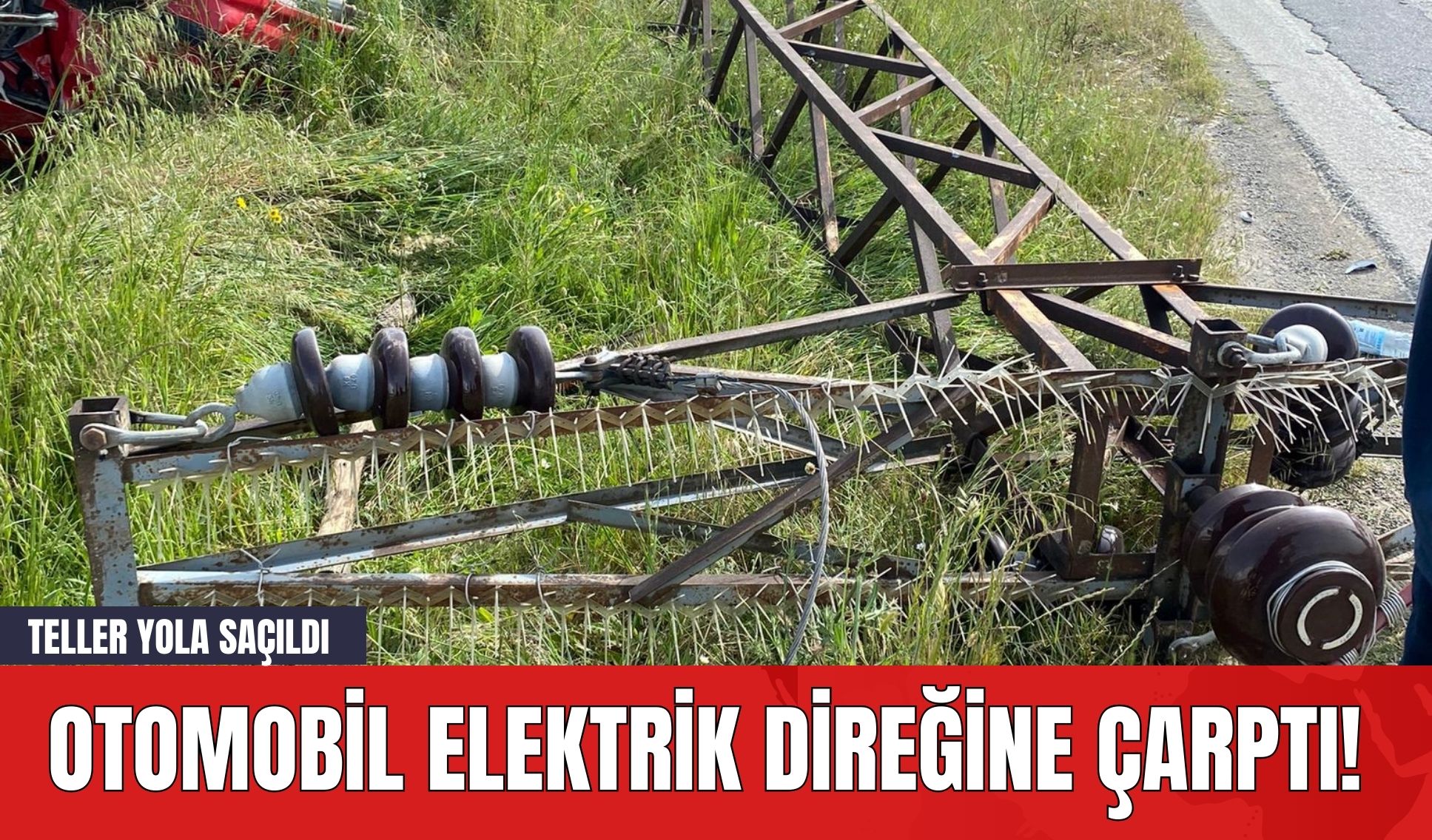 Otomobil Elektrik Direğine Çarptı! Teller Yola Saçıldı