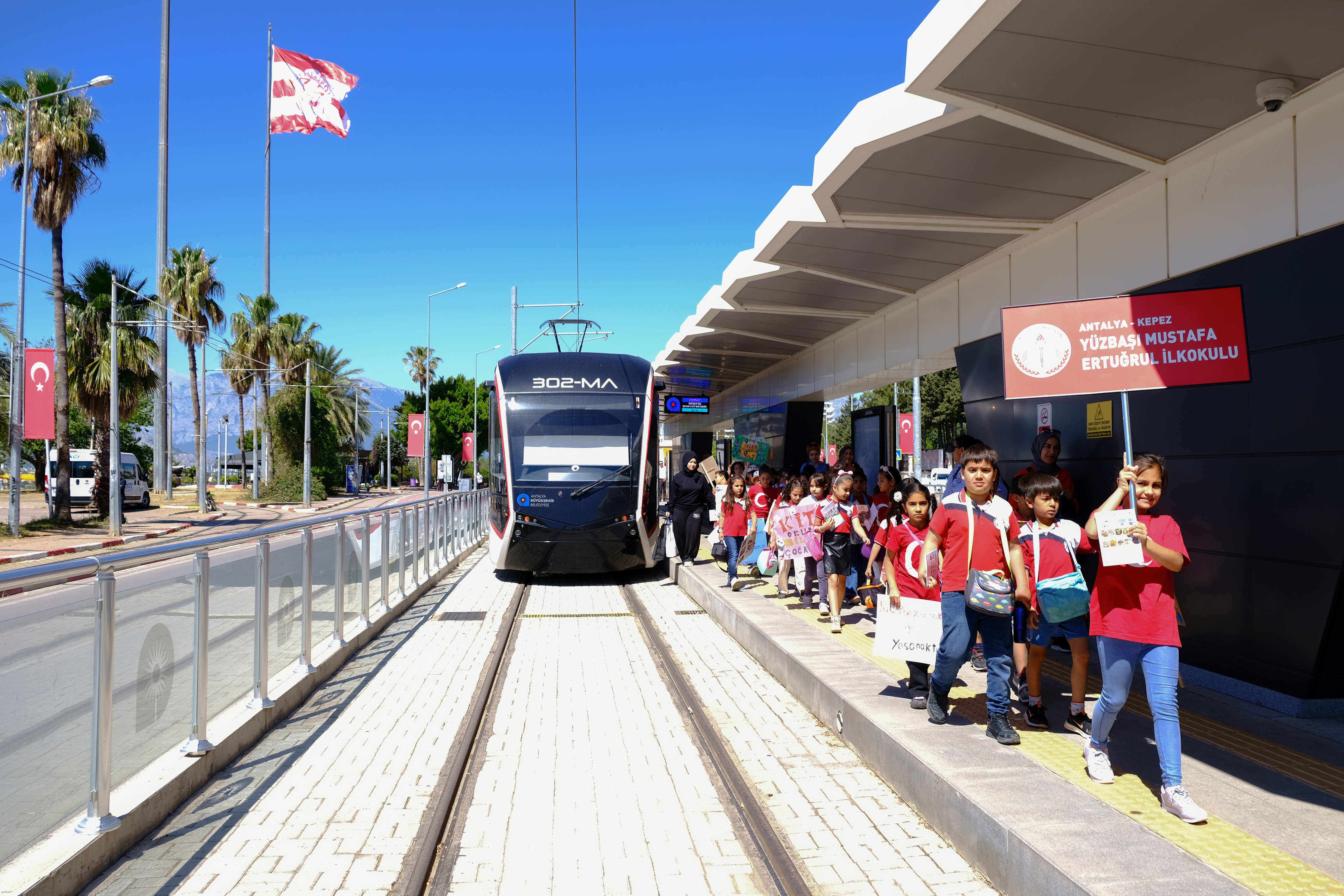 Antalya'da öğrenciler Antray'da kitap okuma etkinliği gerçekleştirdi