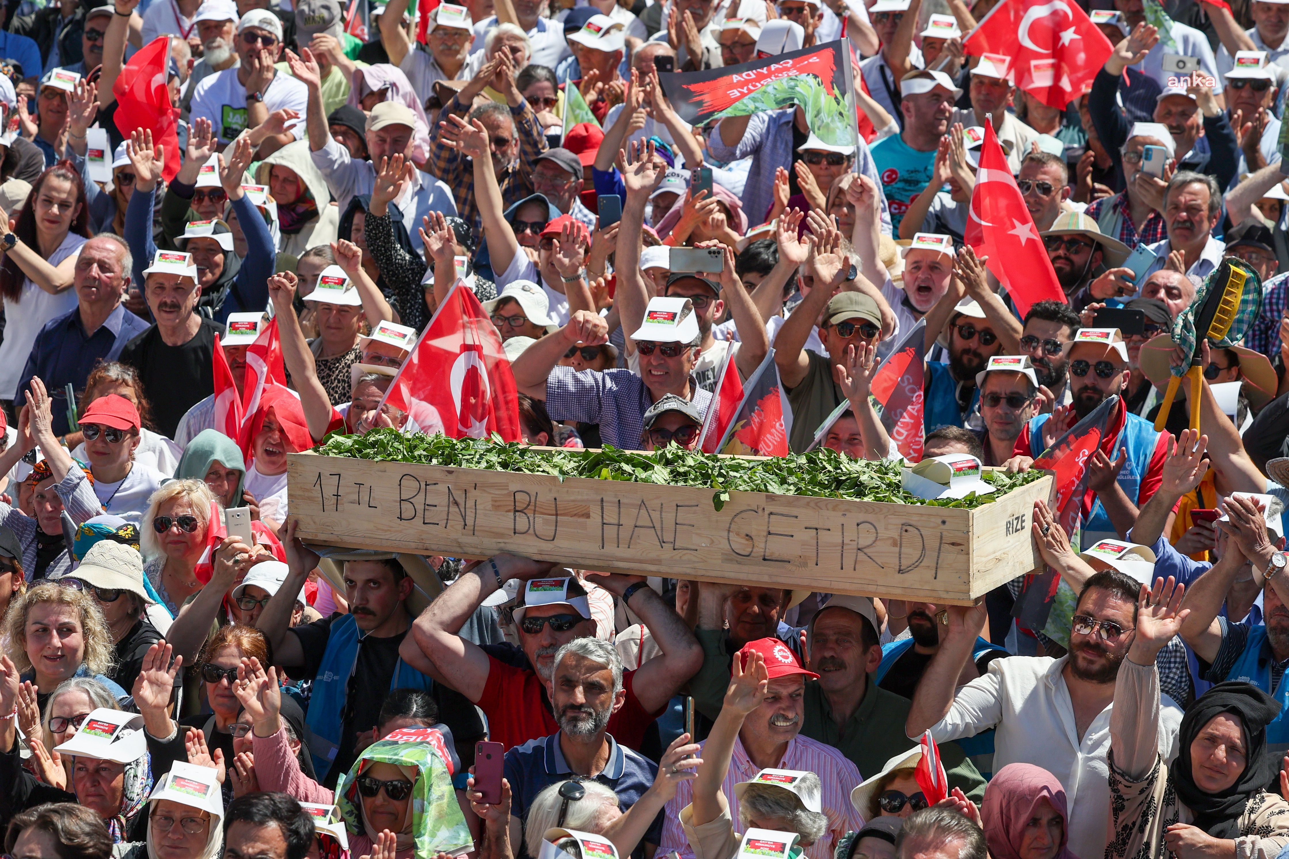 Özgür Özel'den Rize'de protesto çayı! 'Rizelinin gözüne bakın 17 lirayı söyleyin'