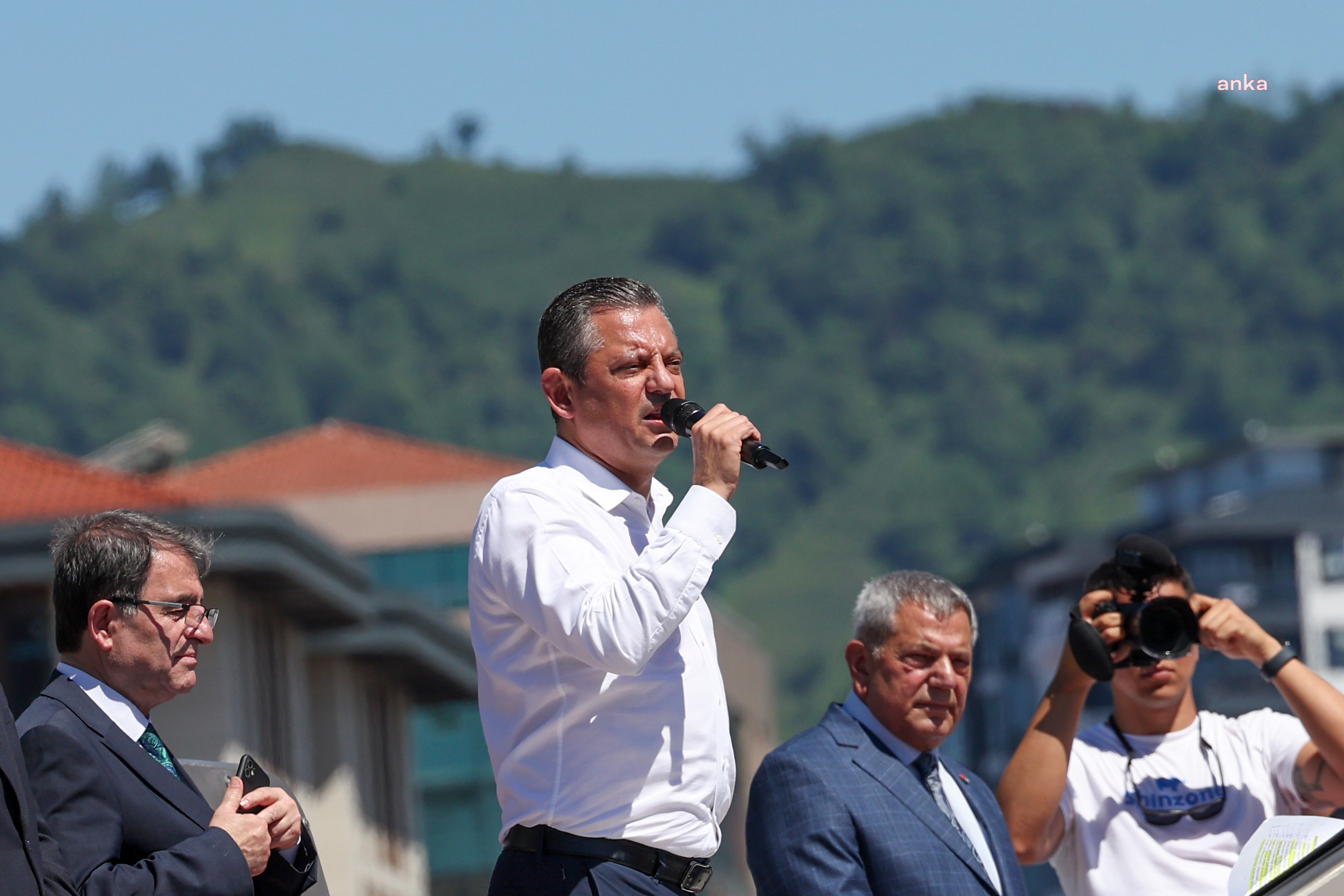 Özgür Özel'den Rize'de protesto çayı! 'Rizelinin gözüne bakın 17 lirayı söyleyin'