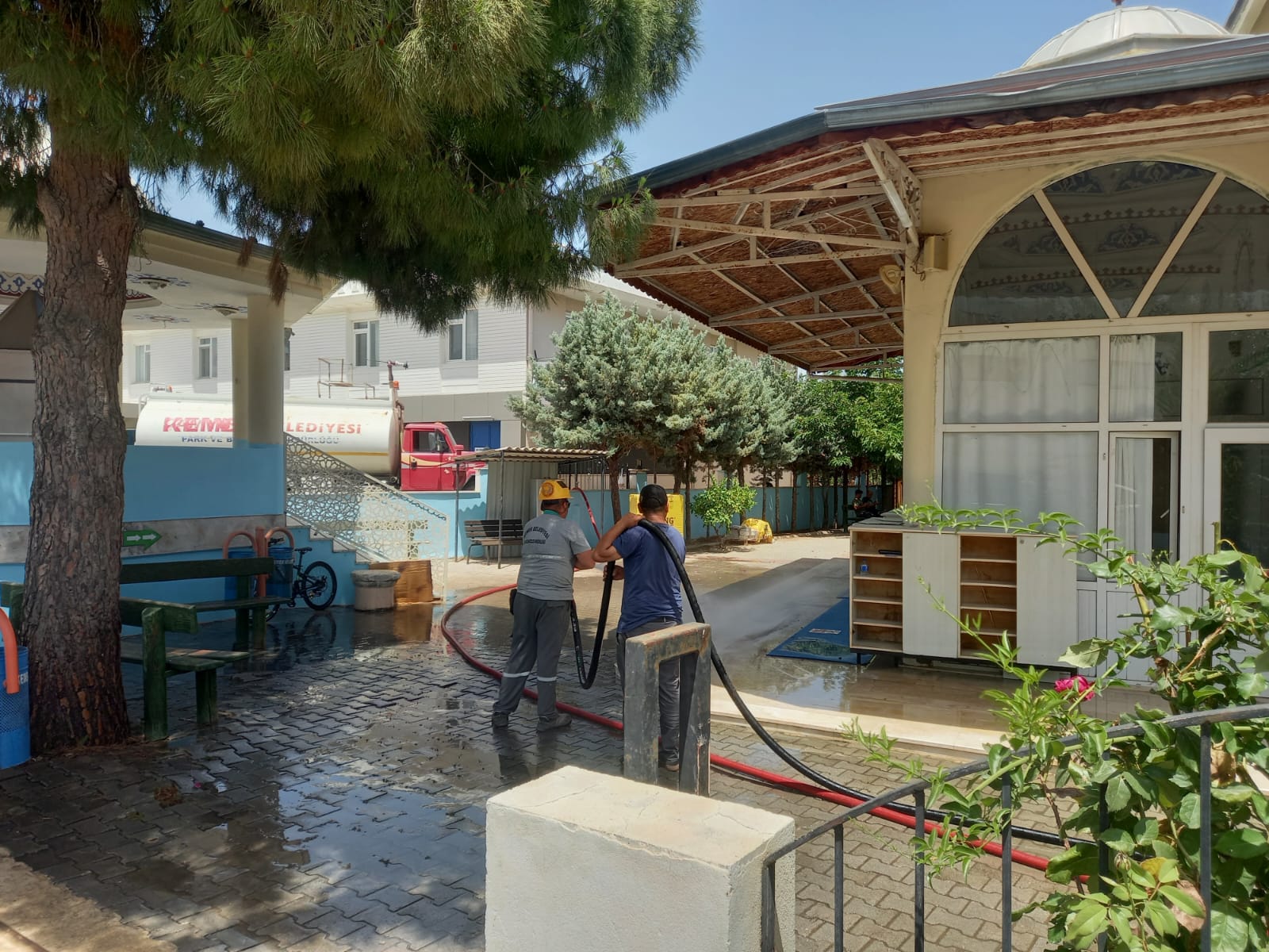 Kemer Belediyesi Kurban Bayramı öncesi cami bahçelerini temizliyor