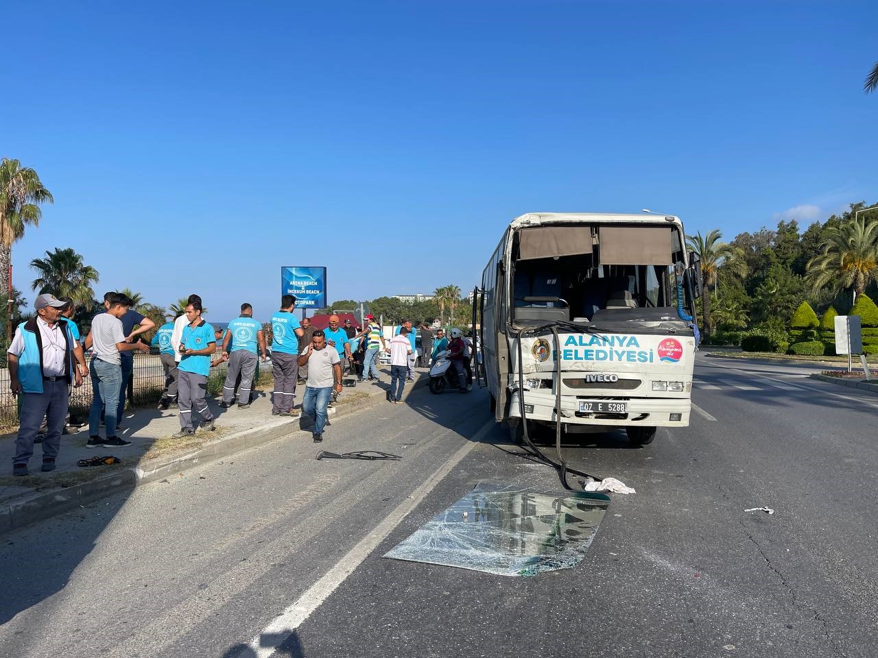 Antalya'da Belediye ve Otel Araçları Çarpıştı: 6 Kişi Yaralandı