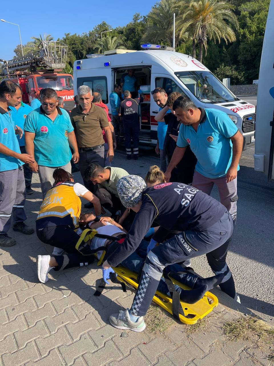 Antalya'da Belediye ve Otel Araçları Çarpıştı: 6 Kişi Yaralandı