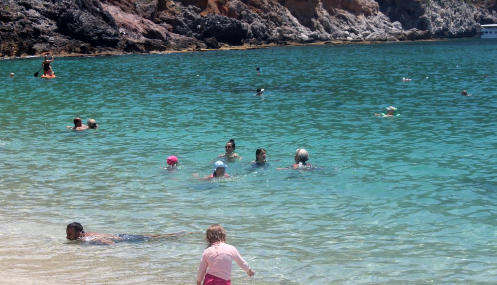 Alanya'da turistler sıcak havadan dolayı Damlataş Plajı'na akın etti