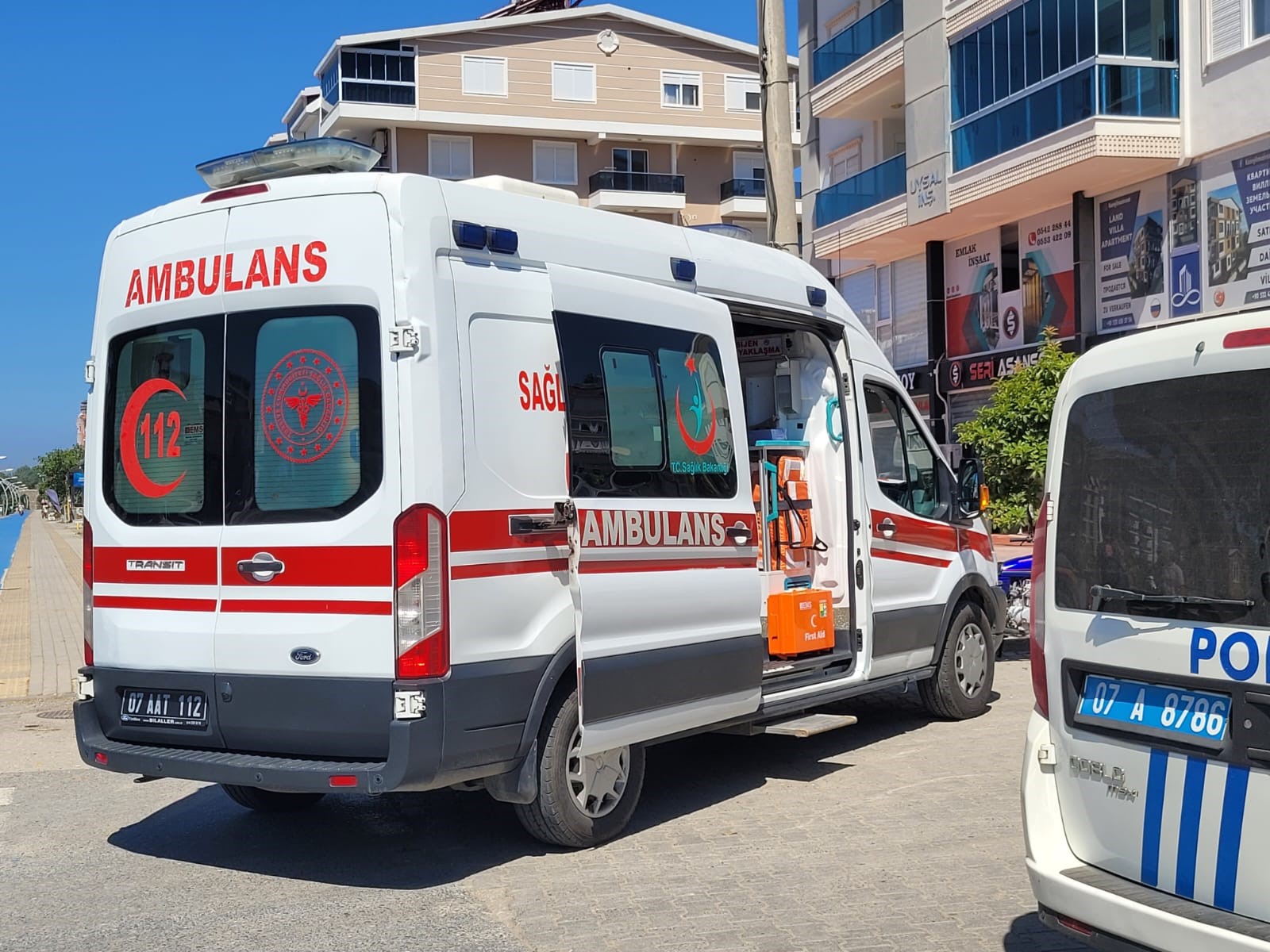 Antalya’da kamyonet ile motosiklet çarpıştı: 1 yaralı