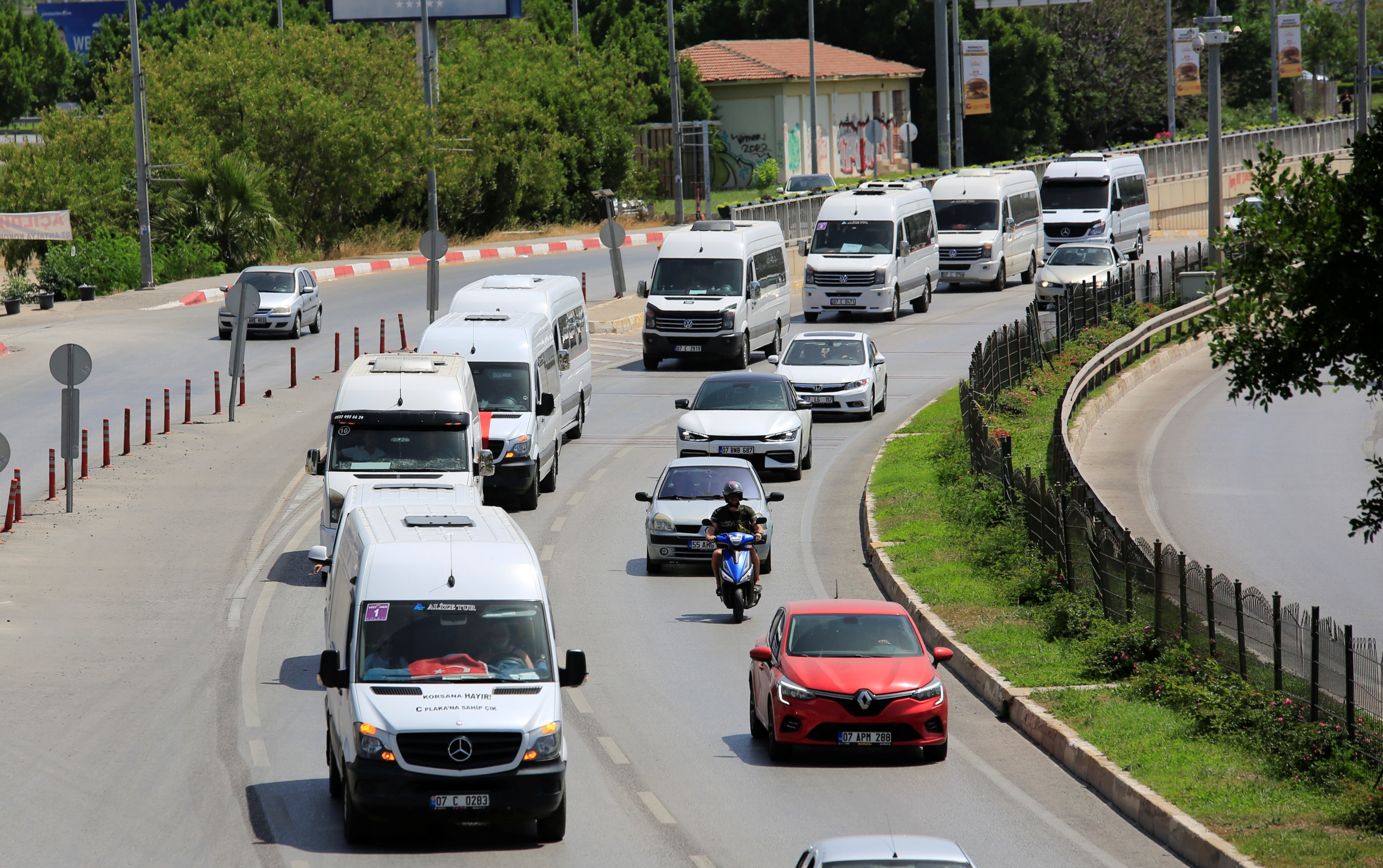 Antalya'daki C plakalı servis araçları mağdur: Korsan taşımacılık protesto edildi