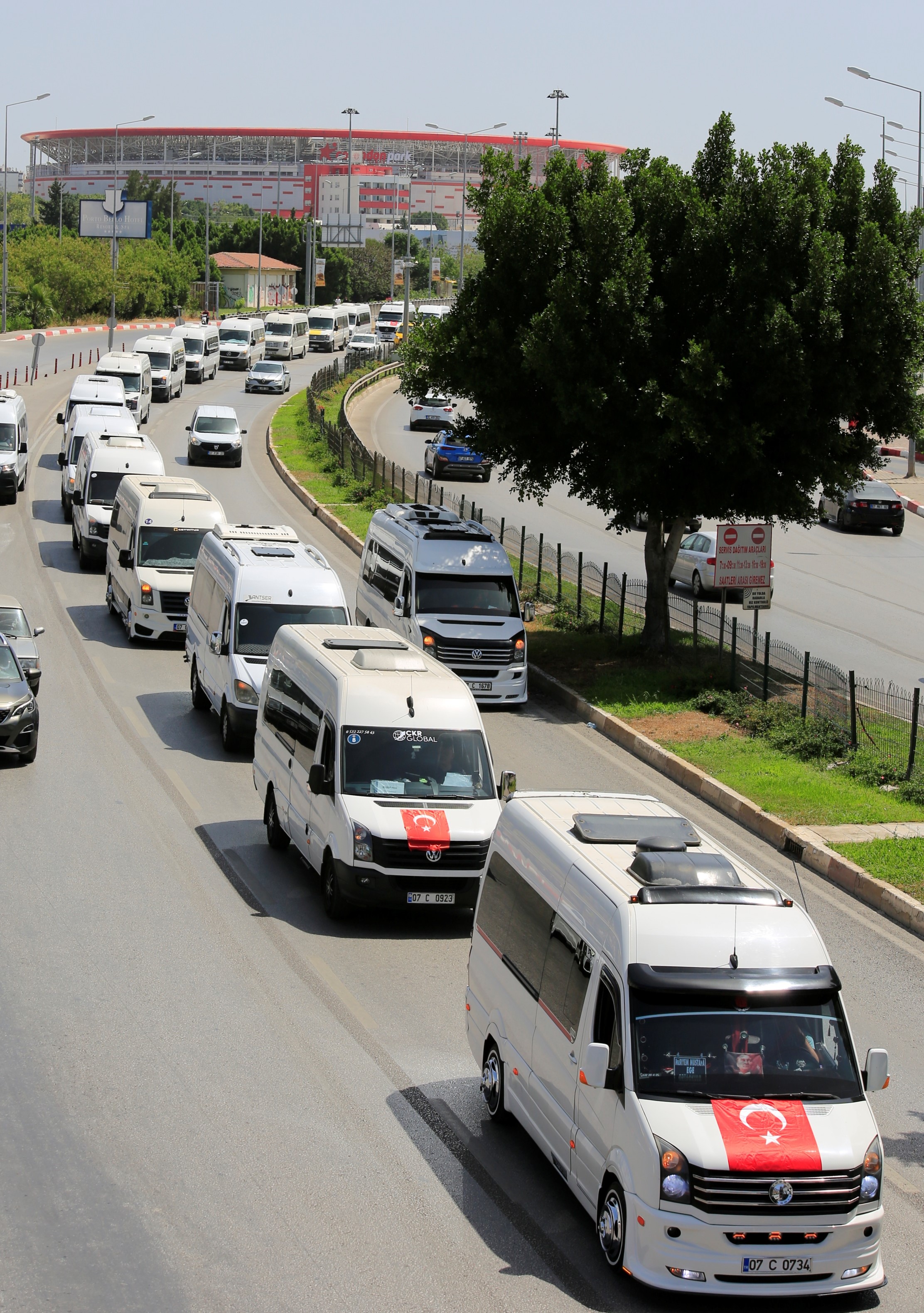 Antalya'daki C plakalı servis araçları mağdur: Korsan taşımacılık protesto edildi