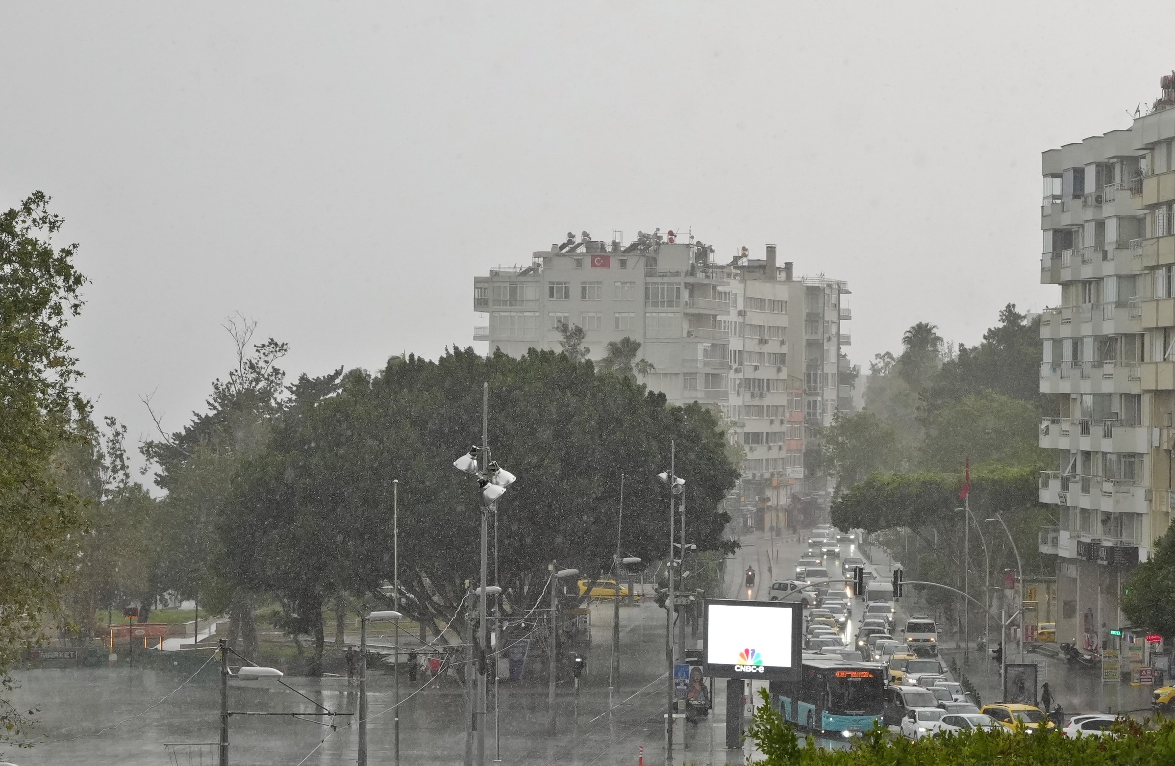 Antalya'da şaşırtan hava değişimi: Sıcaklıklar 15 dakikada 24 derece düştü